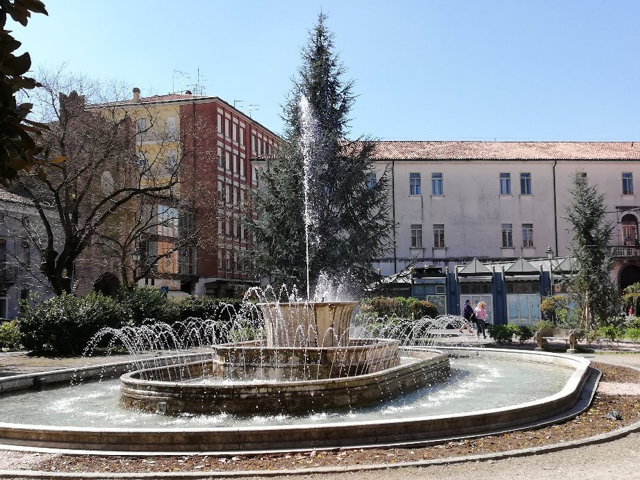 Fontana di Piazza Umberto Merlin景点图片