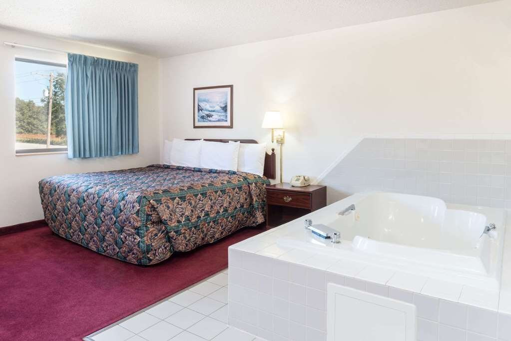 沃伦顿速8酒店主图