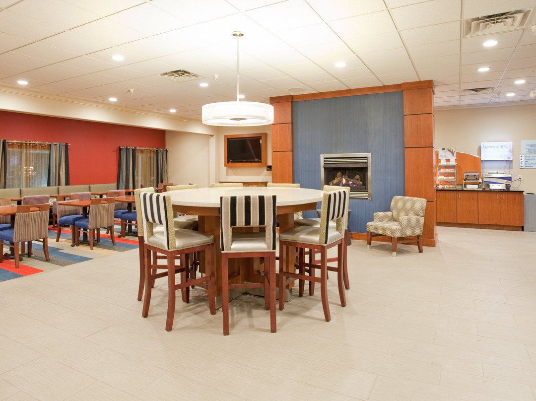 比阿特丽斯快捷假日&套房酒店主图