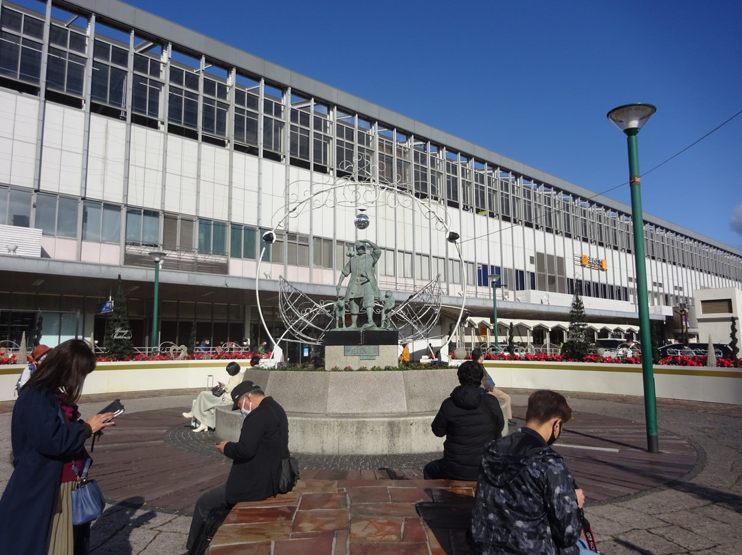 Momotaro Statue景点图片