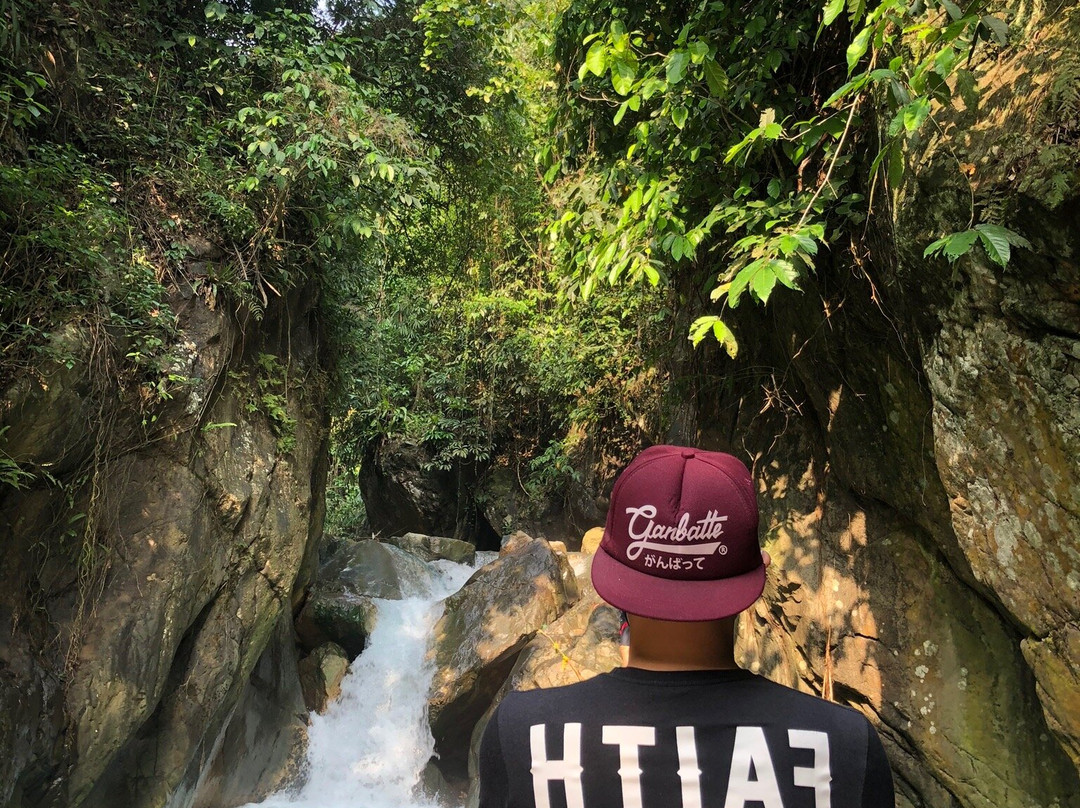 Leuwi Hejo Waterfalls景点图片