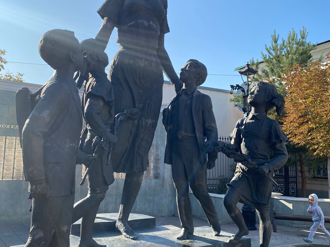 Monument The First Teacher景点图片