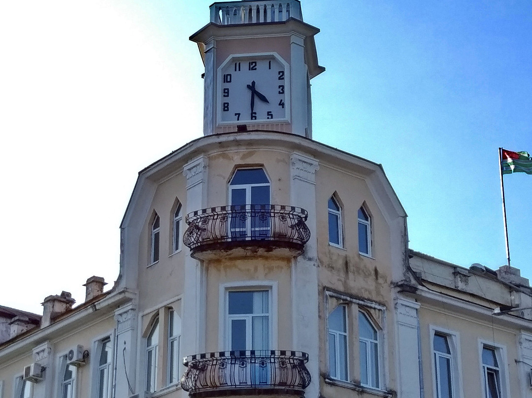 House with a Clock - Administration Building景点图片