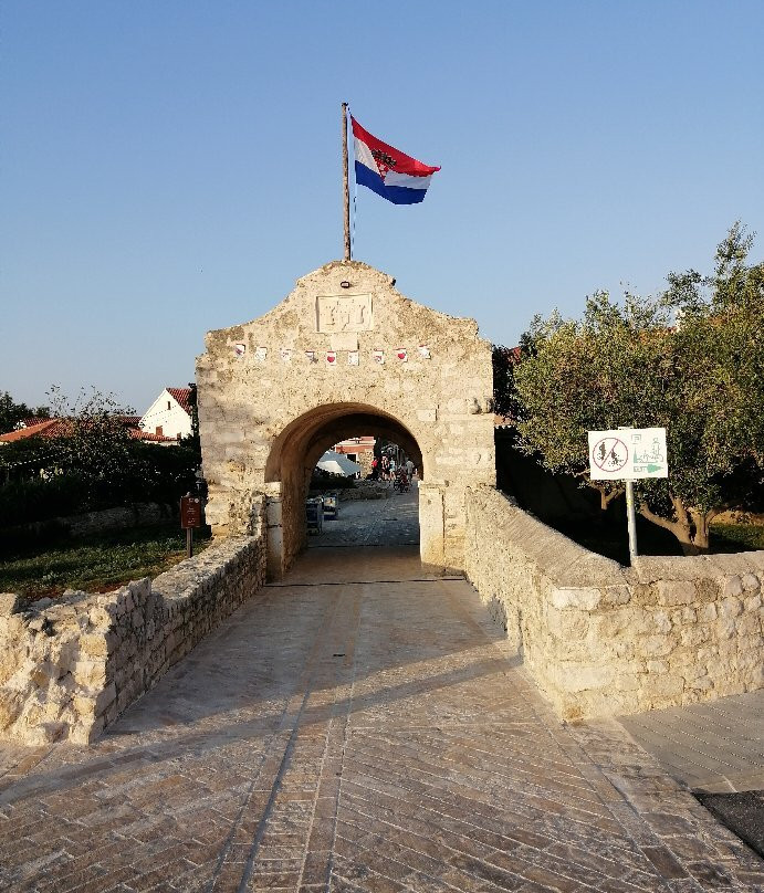 Stone Bridge and the Old Gate-Nin必去景点