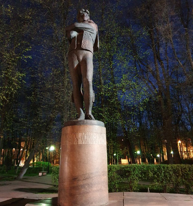 Fyodor Volkov Monument-雅罗斯拉夫必去景点