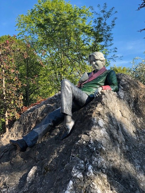 Monument to Oscar Wilde-都柏林必去景点