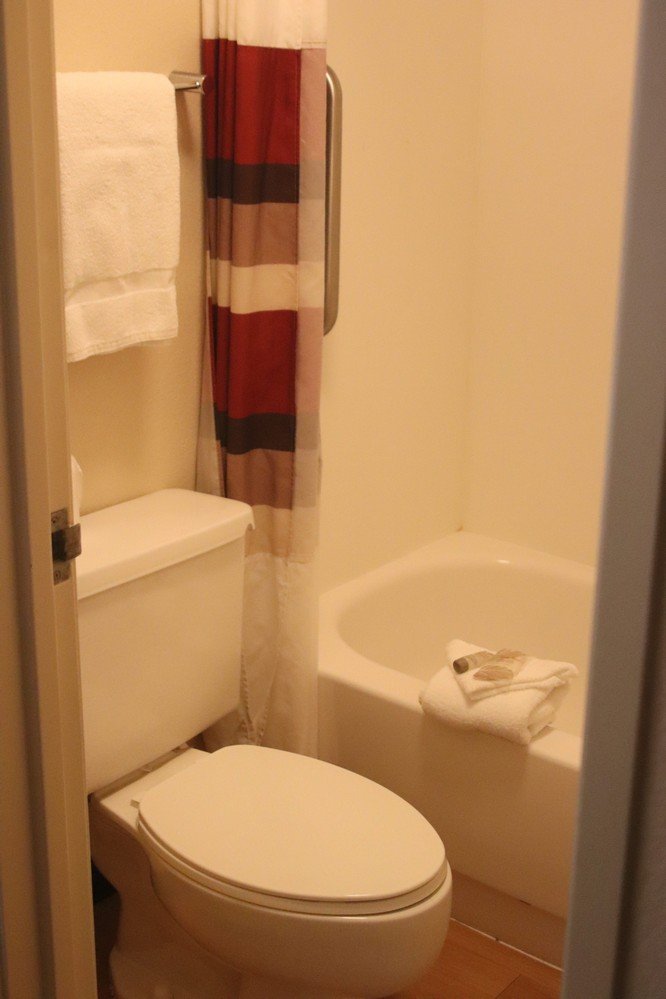 Red Roof Inn Charleston West - Hurricane, WV-浴室