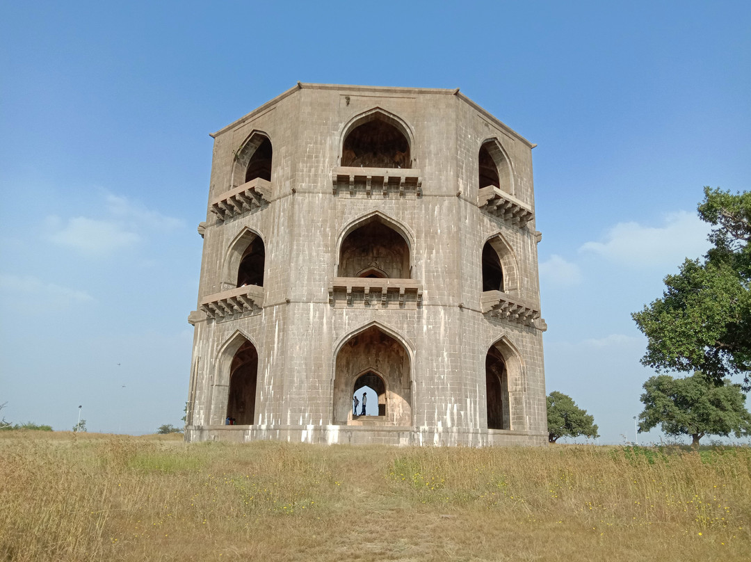 Salabat Khan's Tomb景点图片