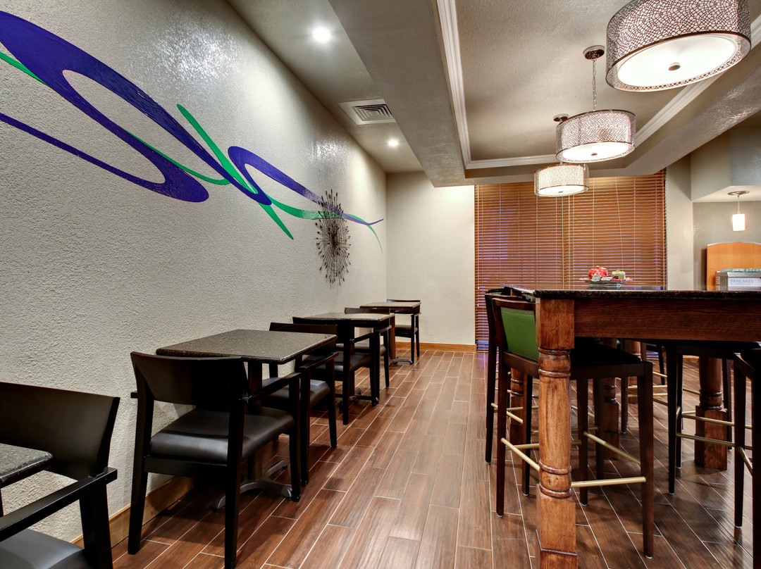 Holiday Inn Express Marshfield (springfield Area) By IHG主图