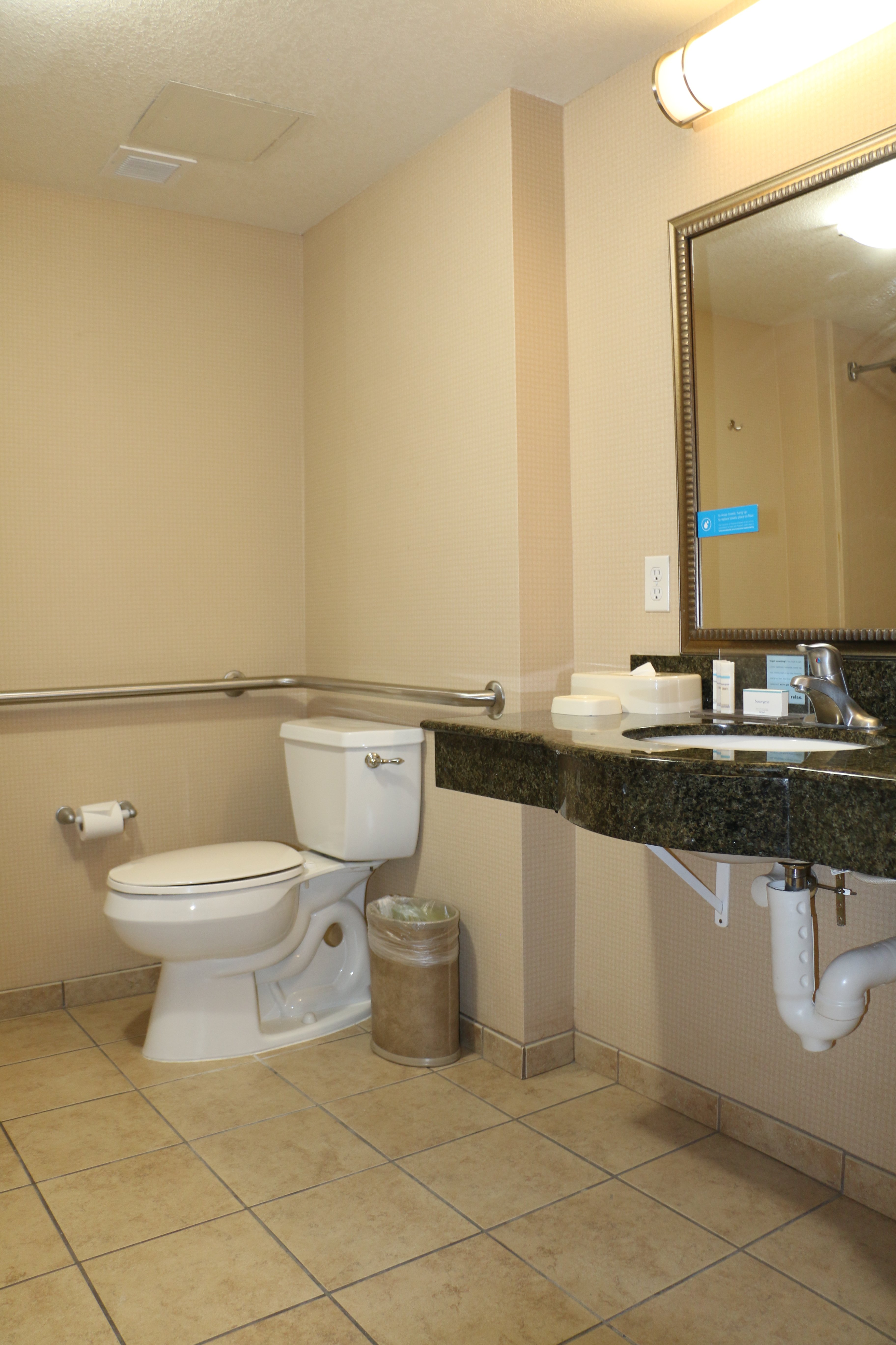 Hampton Inn & Suites Bakersfield/hwy 58-浴室