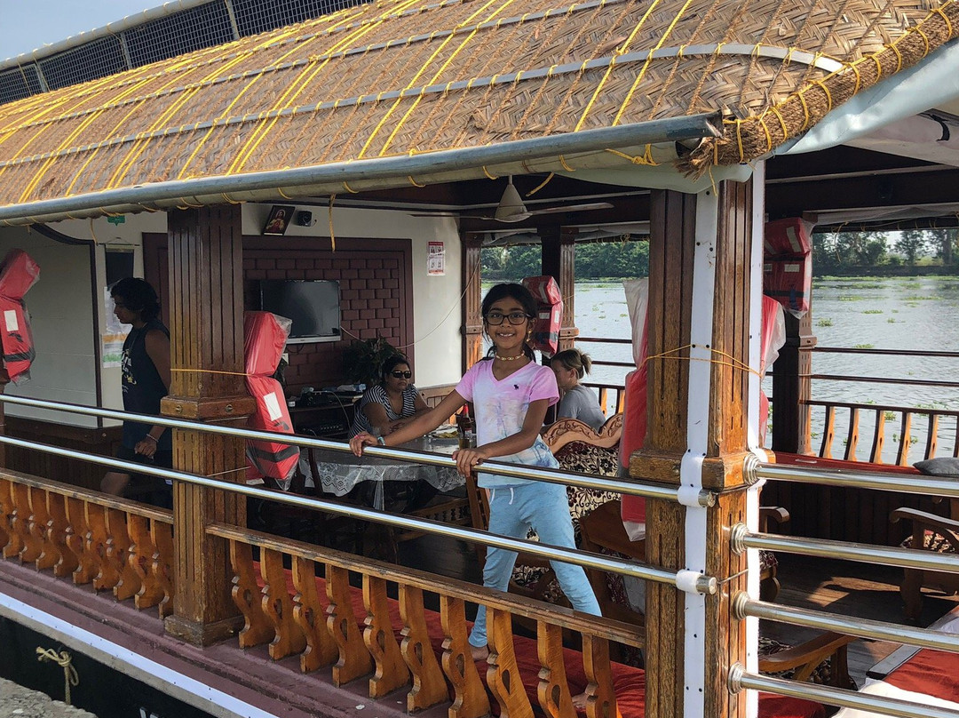 Genesis Houseboats and Tours景点图片