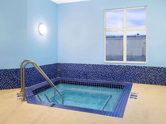 Days Inn by Wyndham Neenah主图