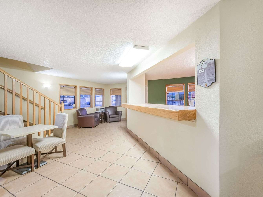 卡农城速 8 酒店主图