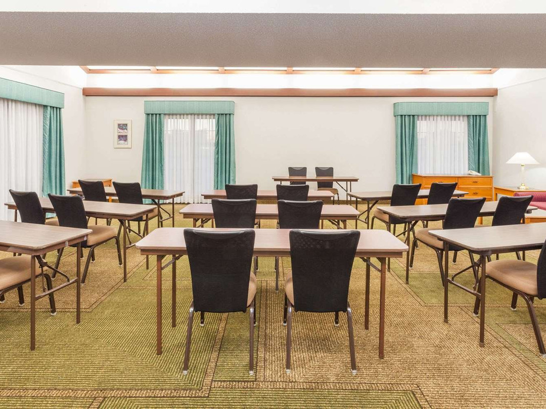 Days Inn & Suites by Wyndham Arlington Heights主图