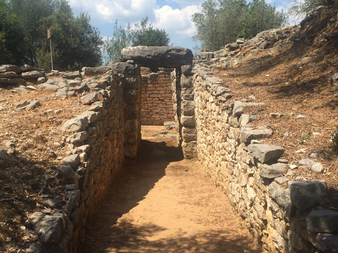 Mycenaean Vaulted Tomb Nichoria Karpofora景点图片