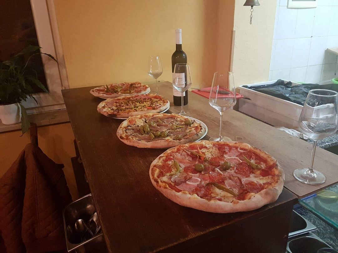 卡斯特利尔餐馆和美食-Pizzeria Rustika-ex Robi