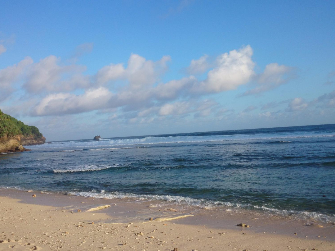 Gondo Mayit Beach景点图片