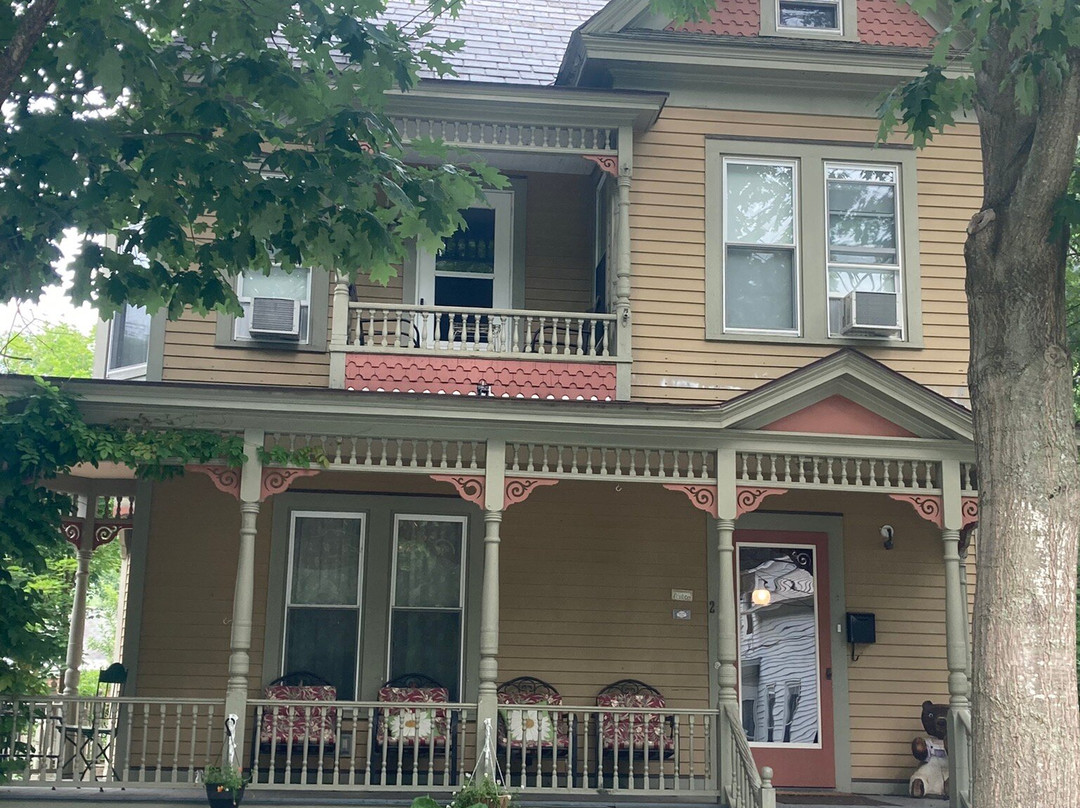 Dancing Bear Guesthouse Short Term Rental主图