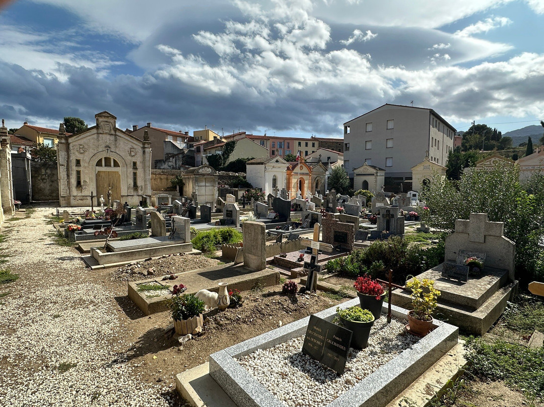 Tumba De Antonio Machado En El Cementerio De Collioure景点图片