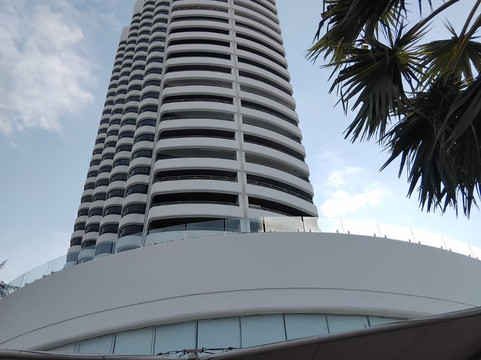 芭堤雅中天海洋码头酒店主图