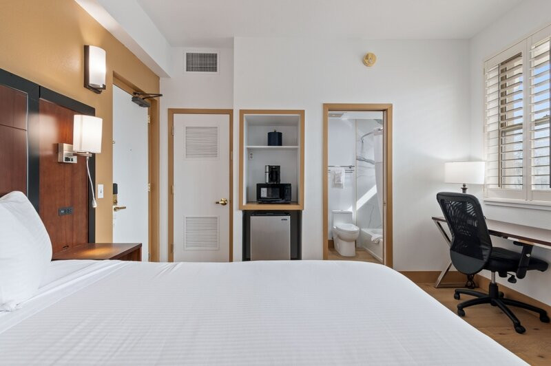 Lions Gate Hotel主图