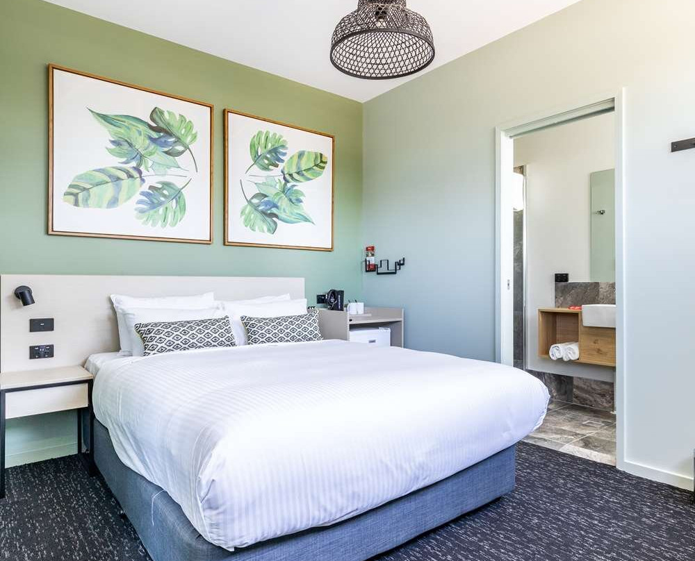 Nightcap at Commercial Hotel主图