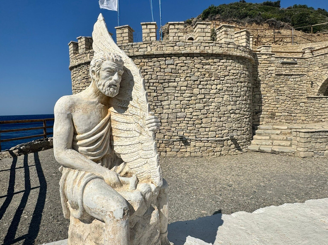 Icaros & Daedalus Statues-Agia Galini必去景点
