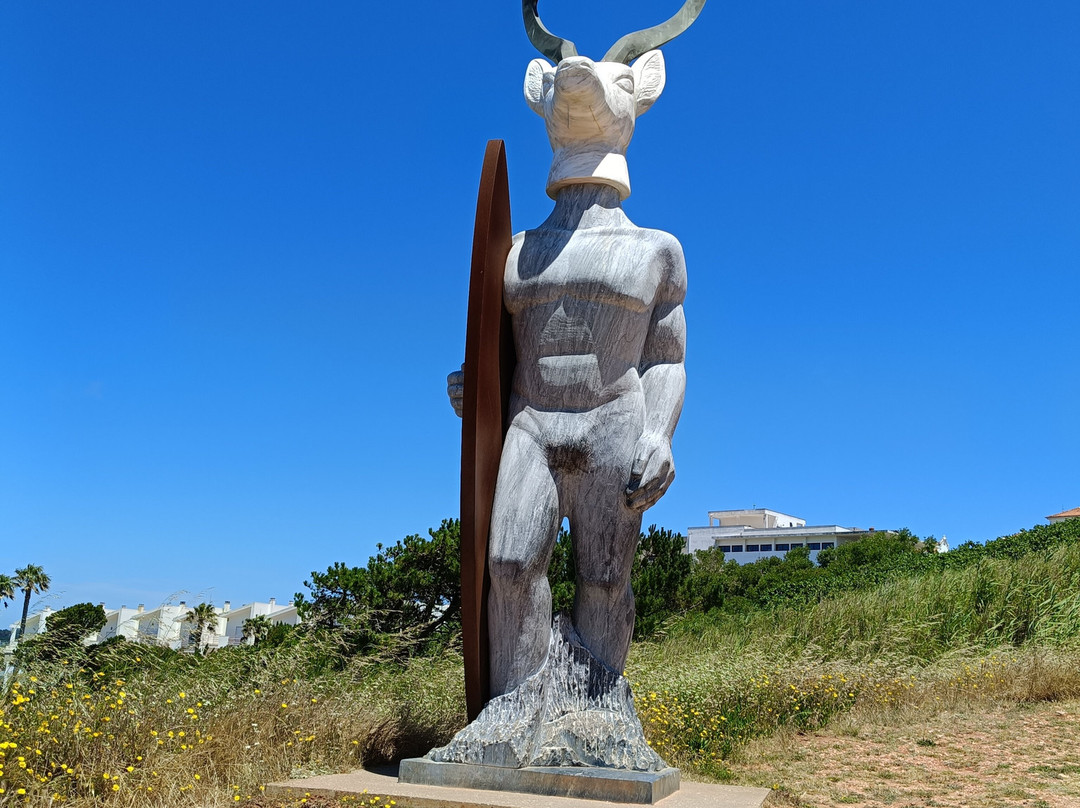 Estatua Homenagem aos surfistas e a Nossa Senhora da Nazare.-纳扎雷必去景点