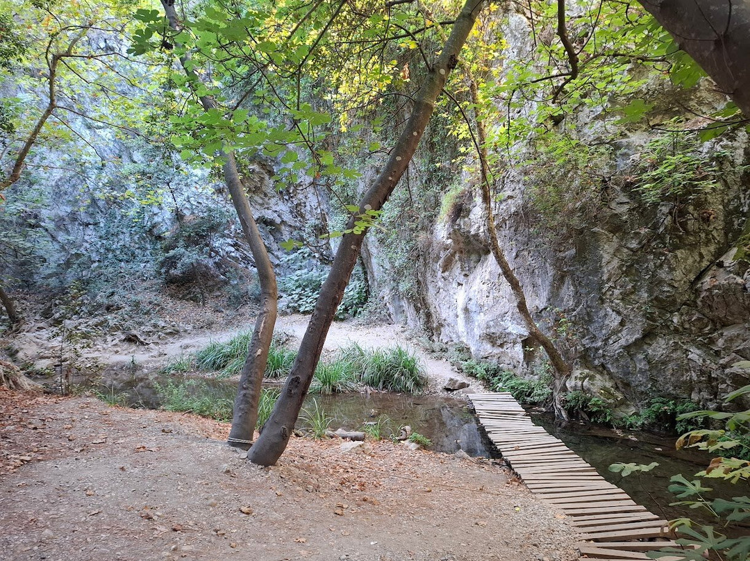 Potami Waterfalls-Karlovasi必去景点