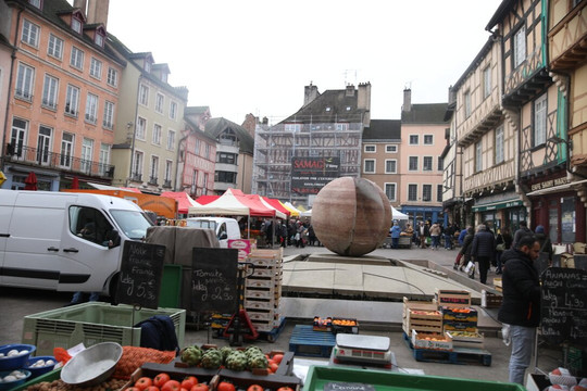 Le marché du dimanche matin-索恩河畔沙隆必去景点