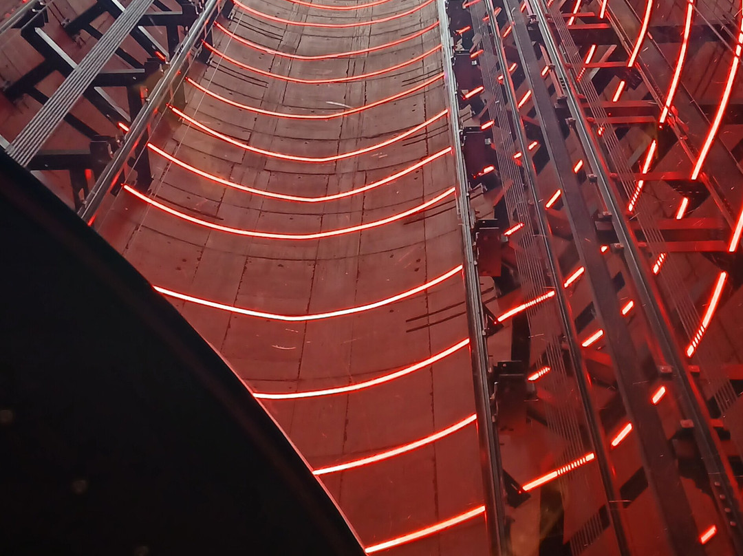 The Chimney Lift at Battersea Power Station-伦敦必去景点