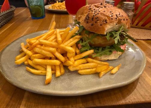 阿普罗波斯餐厅俱乐部酒店-旅行者