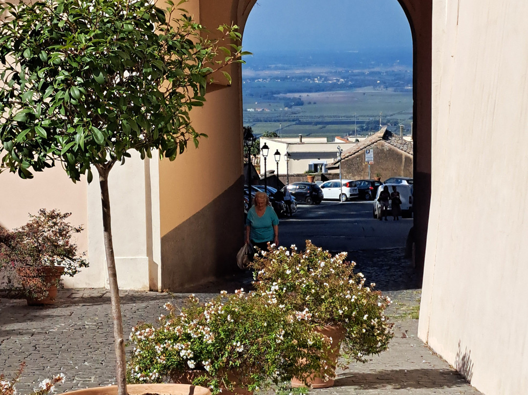 Piazza della Liberta-冈多菲堡必去景点