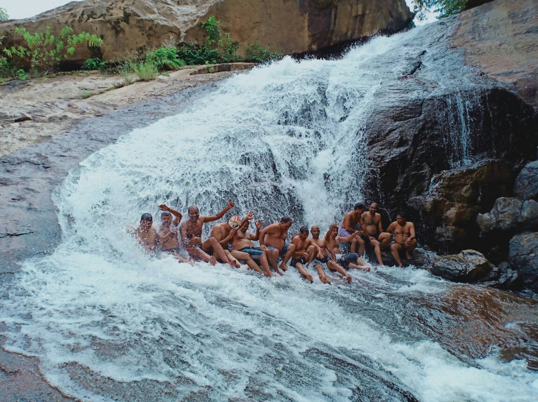 Viripara Waterfalls景点图片