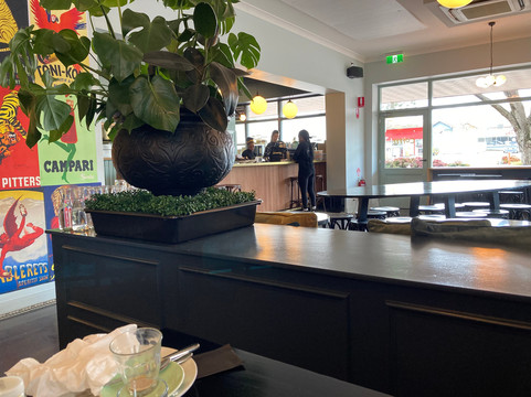 Birdie Noshery And Drinking Est.主图