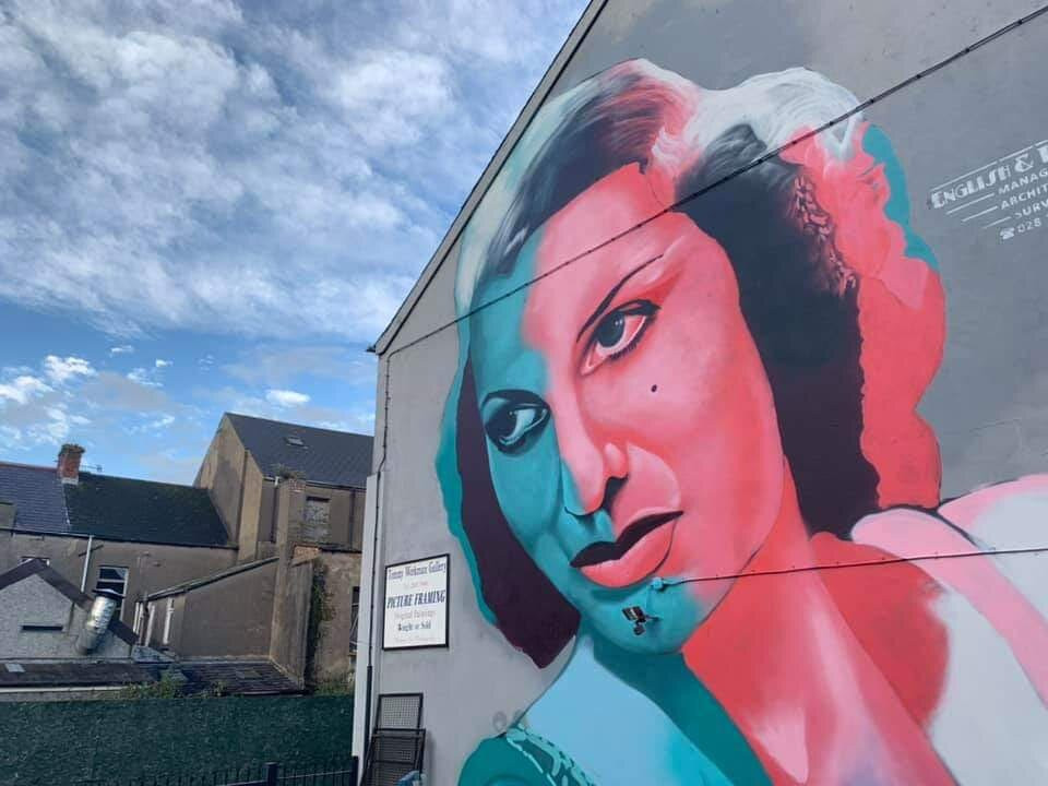 Valerie Hobson Mural景点图片