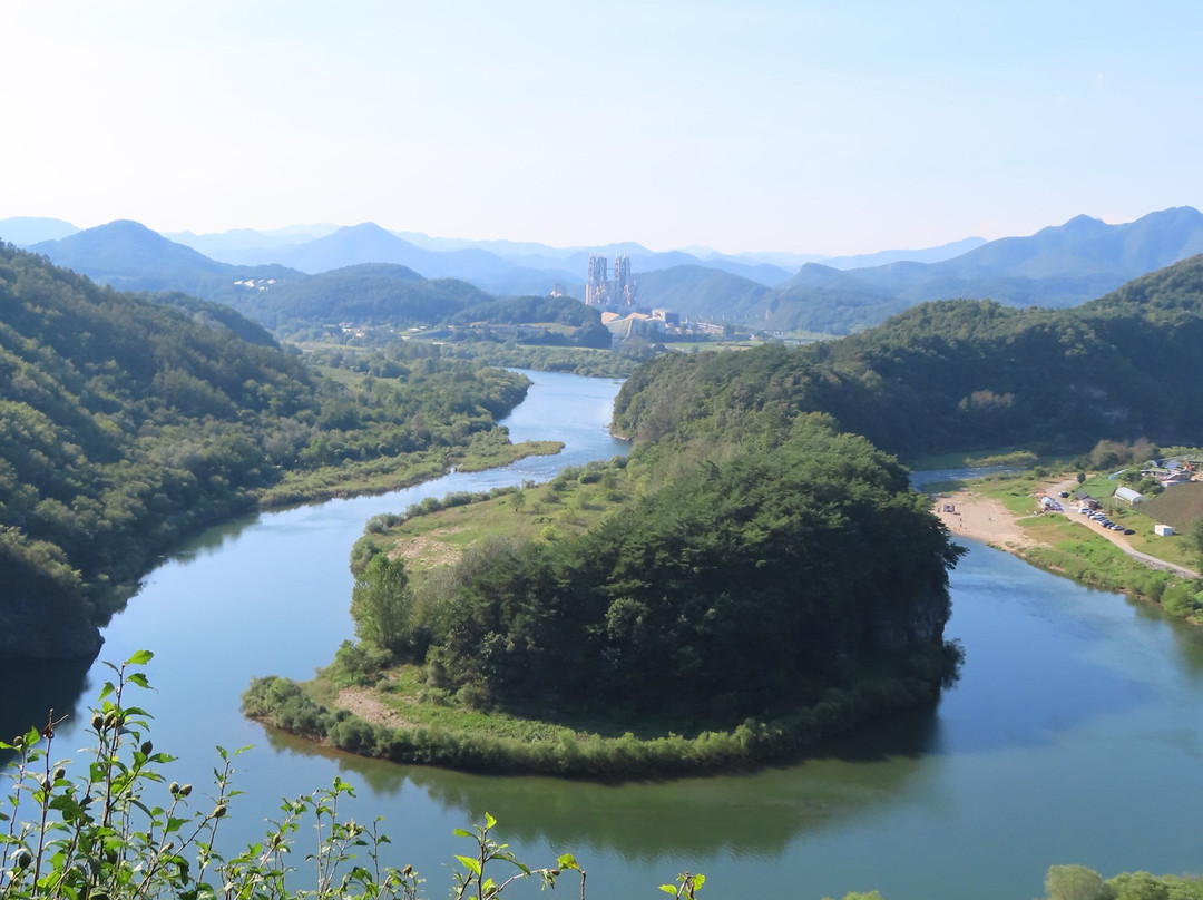 Korean Peninsula-shaped Cliffs (Seonam Village)景点图片