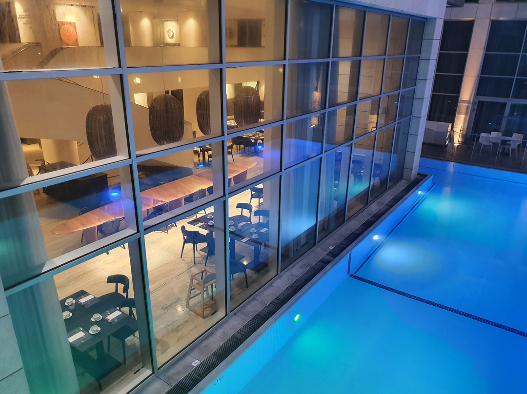 荷兹利亚希律酒店主图