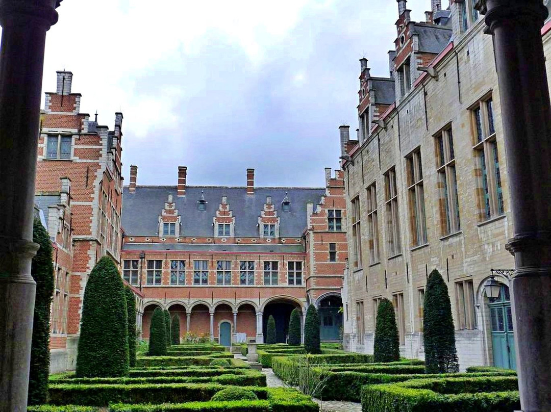 Paleis van Margareta van Oostenrijk (Palace of Margaret of Austria)景点图片
