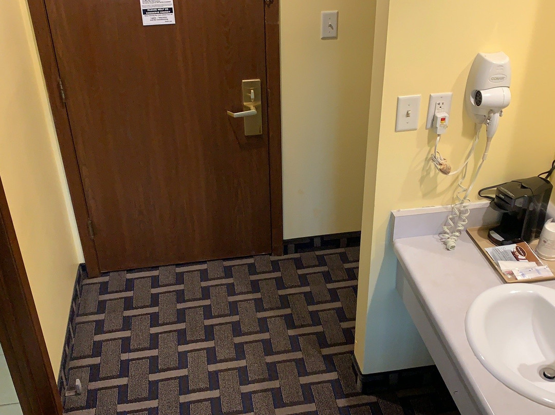 Sky Lodge Inn & Suites主图