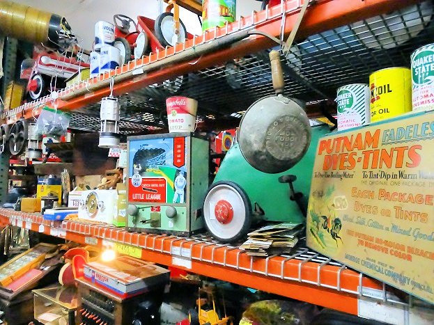 Chris and Friends Antiques and Uniques景点图片