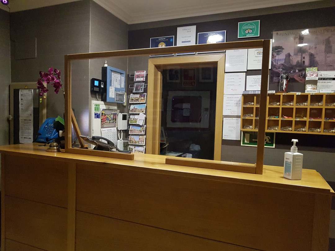 Hotel Reina Isabel主图