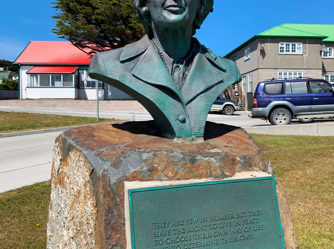 Margaret Thatcher Memorial Bust-Stanley必去景点