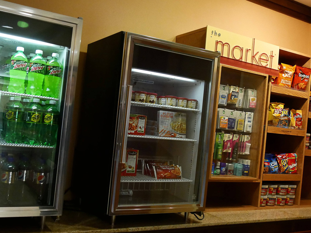 芒特弗农雷德湖费尔菲尔德套房酒店主图