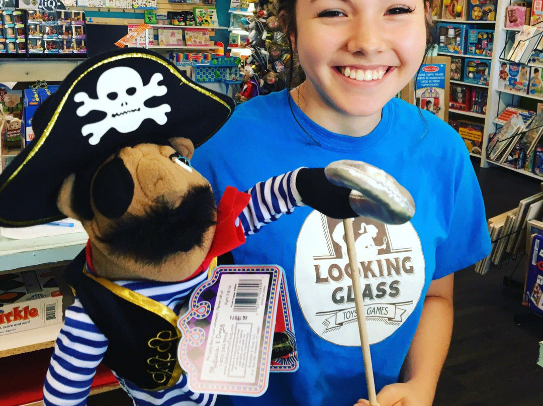 Looking Glass Toys & Games-Petawawa必去景点