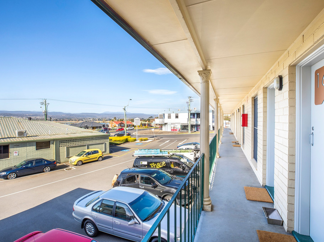 Nightcap at Riverside Hotel主图