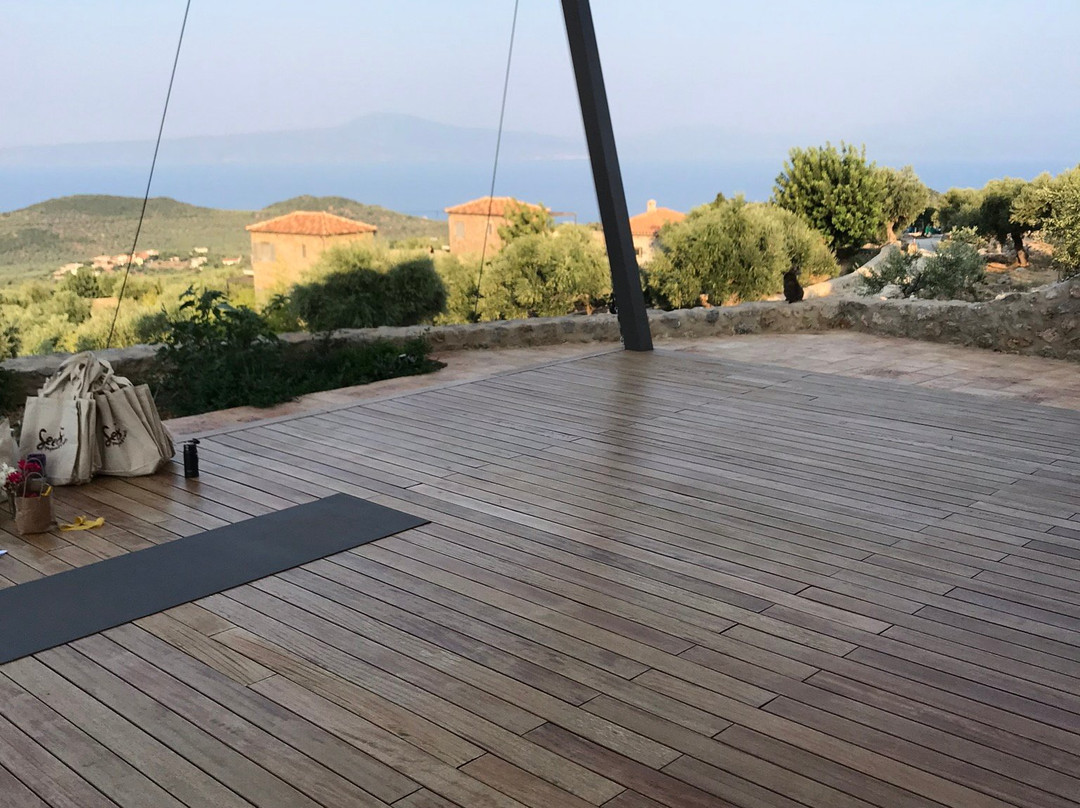 Zen Rocks Mani Retreat主图