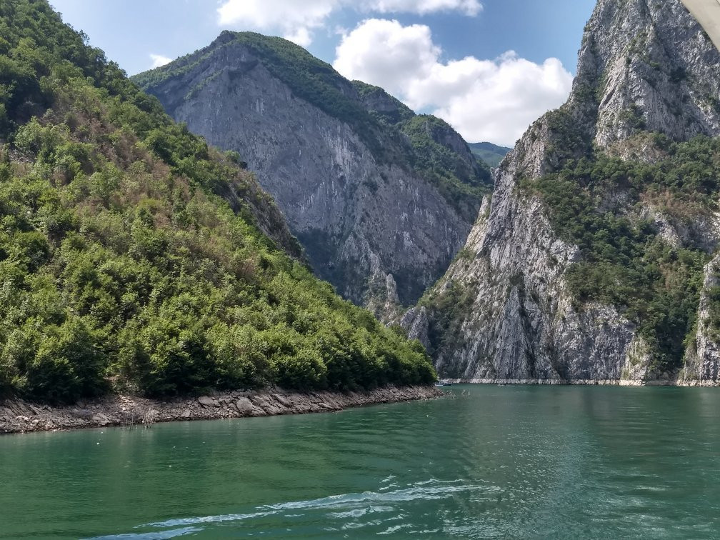 Komani Lake Boat Tours景点图片