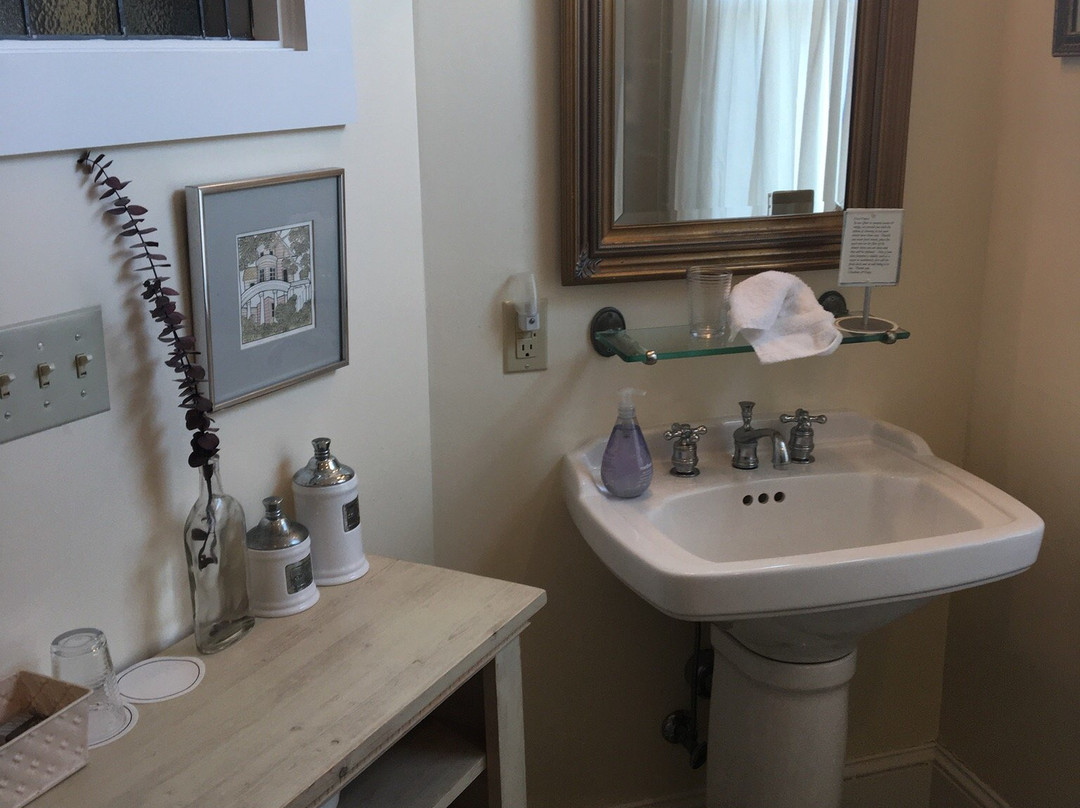 The Charlotte Hotel and Restaurant主图