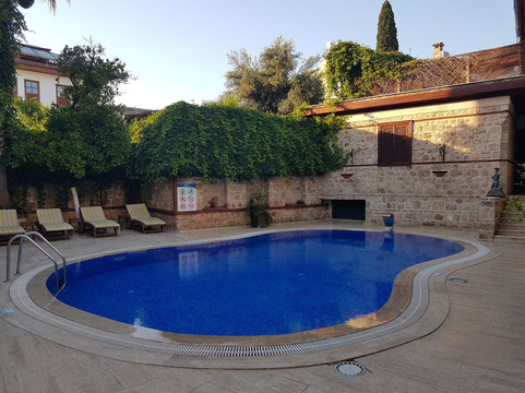 白色花园酒店主图